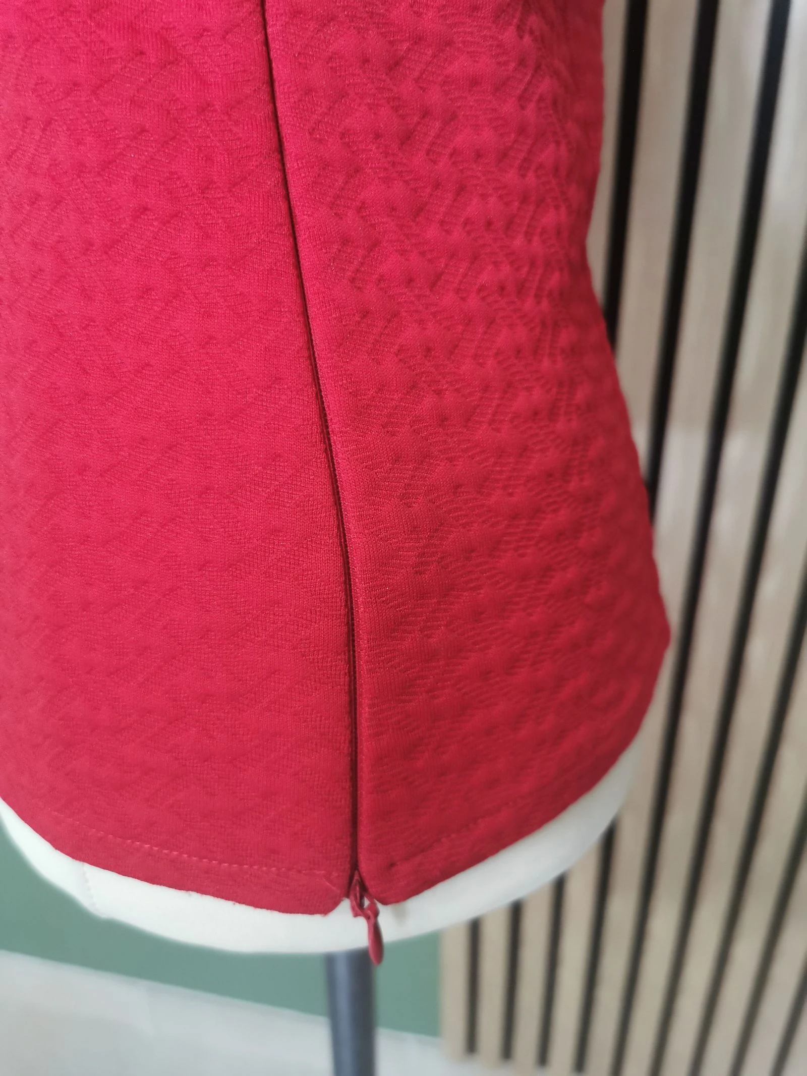 Blusa vermelha com bordado – photo 5